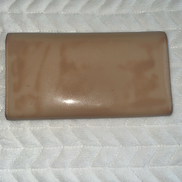 Pre-loved Louis Vuitton Patent Louise Wallet Dune - Picture 2 of 9